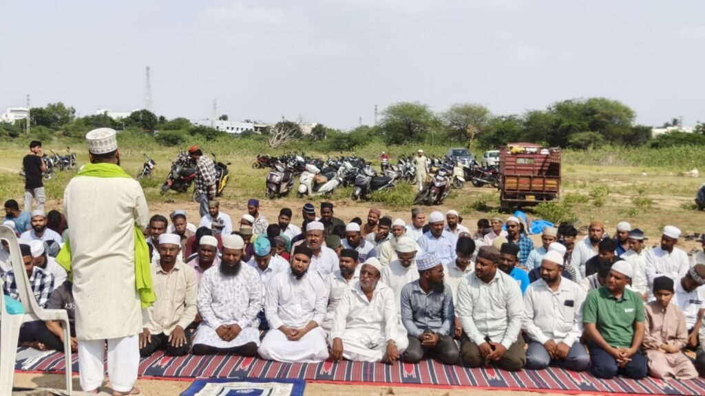 వర్షాల కోసం ముస్లిం సోదరుల ప్రత్యేక నమాజు