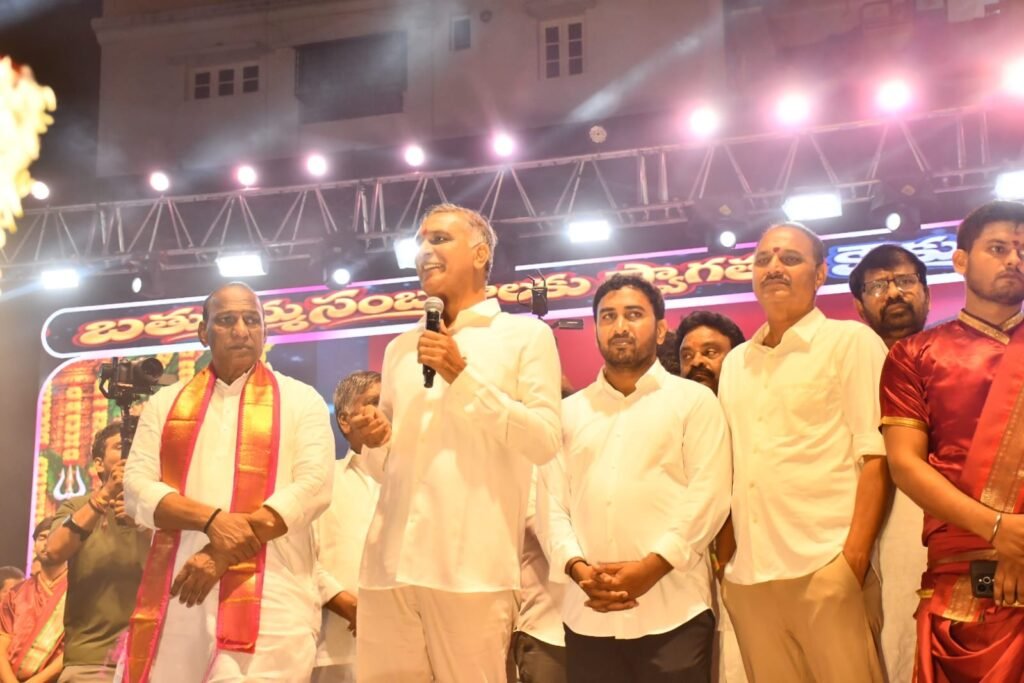 నాగారంలో బతుకమ్మ వేడుకల్లో పాల్గొన్న హరీష్ రావు, మల్లారెడ్డి
