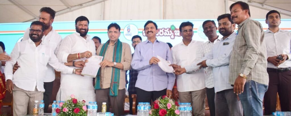 జర్నలిస్టులకు ఇళ్ల స్థలాలు కేటాయించాలి