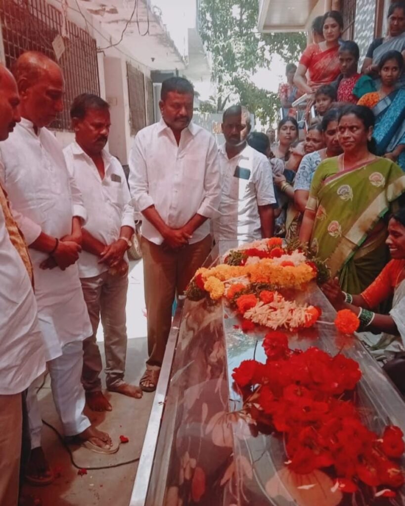 చెరుకొమ్ము పద్మా గౌడ్‌ భర్తకు మాజీ మంత్రి మల్లారెడ్డి నివాళి