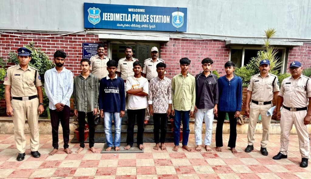 గంజాయి సేవిస్తున్న 8 మంది అరెస్ట్‌