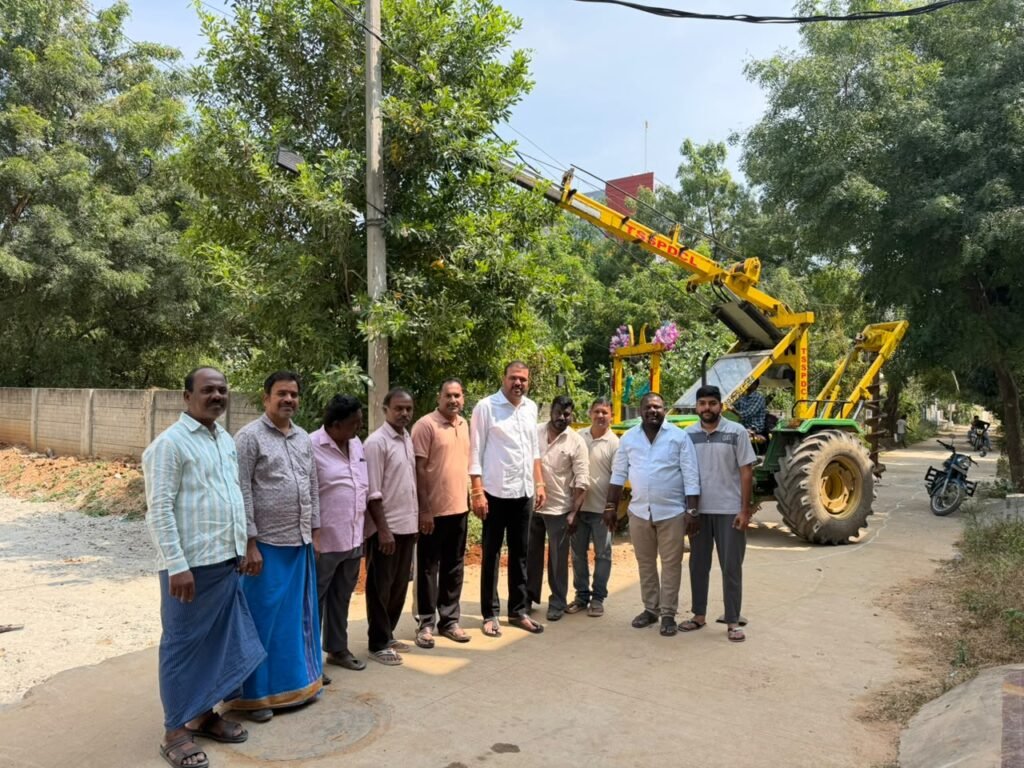 ప్రజా సమస్యల పరిష్కారంలో ముందున్న ఆర్ఆర్ ఫౌండేషన్ – కాలనీలో కరెంట్ స్తంభాలు